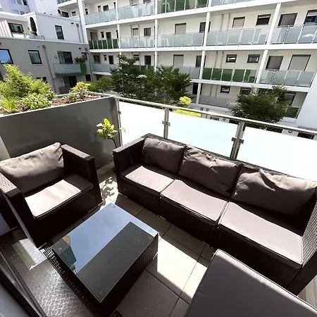 Quiet Private Room, Balcony & Workspace - Shared Bathroom בית אירוח פרנקפורט