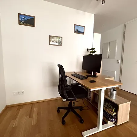 Quiet Private Room, Balcony & Workspace - Shared Bathroom *