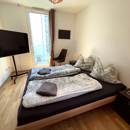 בית אירוח Quiet Private Room, Balcony & Workspace - Shared Bathroom *