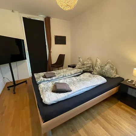 Quiet Private Room, Balcony & Workspace - Shared Bathroom פרנקפורט