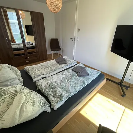 Quiet Private Room, Balcony & Workspace - Shared Bathroom Homestay