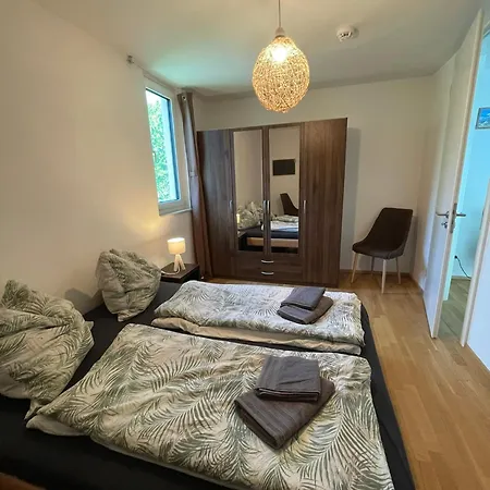 Quiet Private Room, Balcony & Workspace - Shared Bathroom