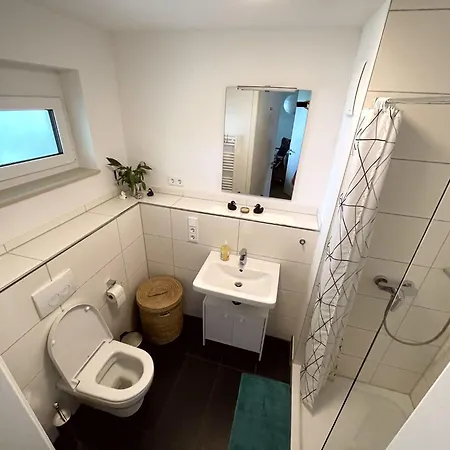 Quiet Private Room, Balcony & Workspace - Shared Bathroom Homestay Frankfurt am Main