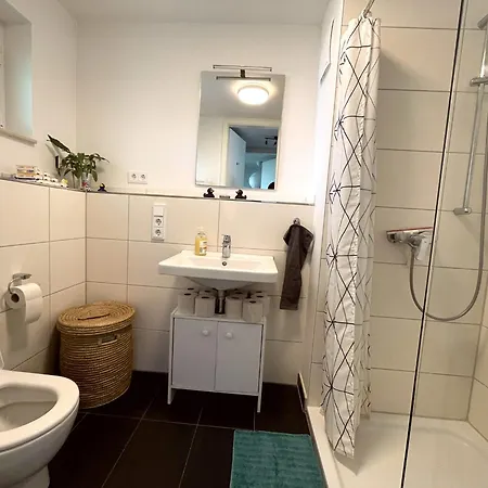 Quiet Private Room, Balcony & Workspace - Shared Bathroom Homestay Frankfurt am Main