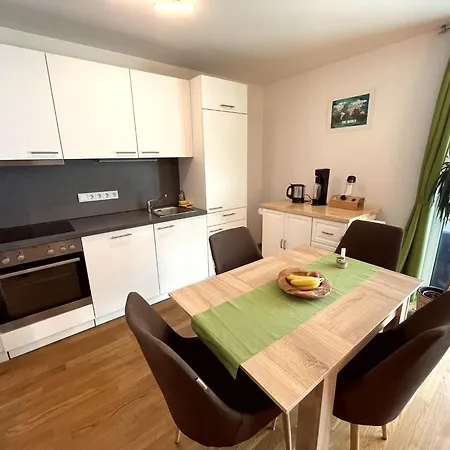 Homestay Quiet Private Room, Balcony & Workspace - Shared Bathroom *