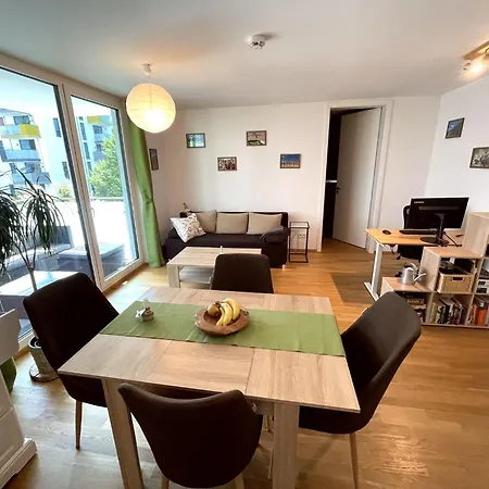 Quiet Private Room, Balcony & Workspace - Shared Bathroom Homestay *